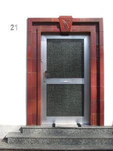 Ein keramisches Hausportale am Freiheitsring 9 bis 39 in Frechen