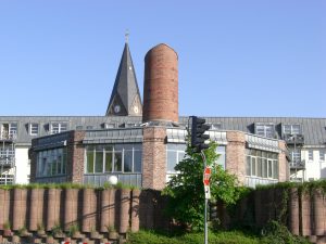 Schornstein- und Fassadenreste der ehemaligen Fabrik „Weiden & Schaaf“ heute integriert in einer Wohnanlage an der Hochstedenstraße in Frechen