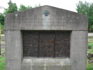 Keramische Namensplatten am Denkmal für die Gefallenen des Ersten Weltkrieges an der Kölner Straße 39 in Frechen